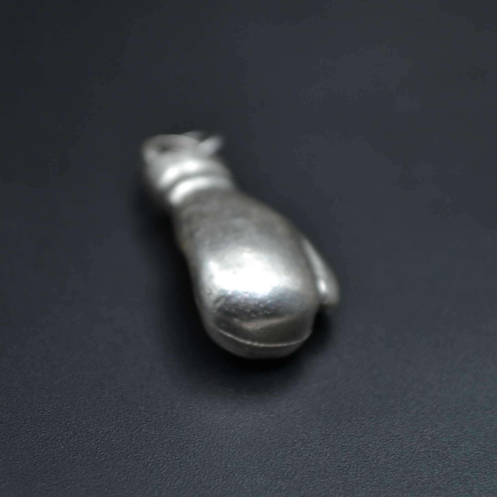 Boks Eldiveni Kolye - Gümüş ( Silver ) Renk - 60 cm Deri İp Kolye