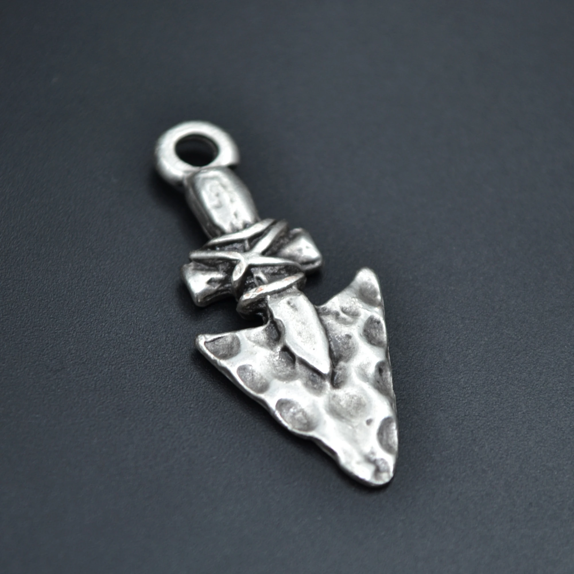 Antik Ok Ucu Şeklinde Kolye - Gümüş ( Silver ) Renk - 60 cm Düz Ezme Zincir Kolye