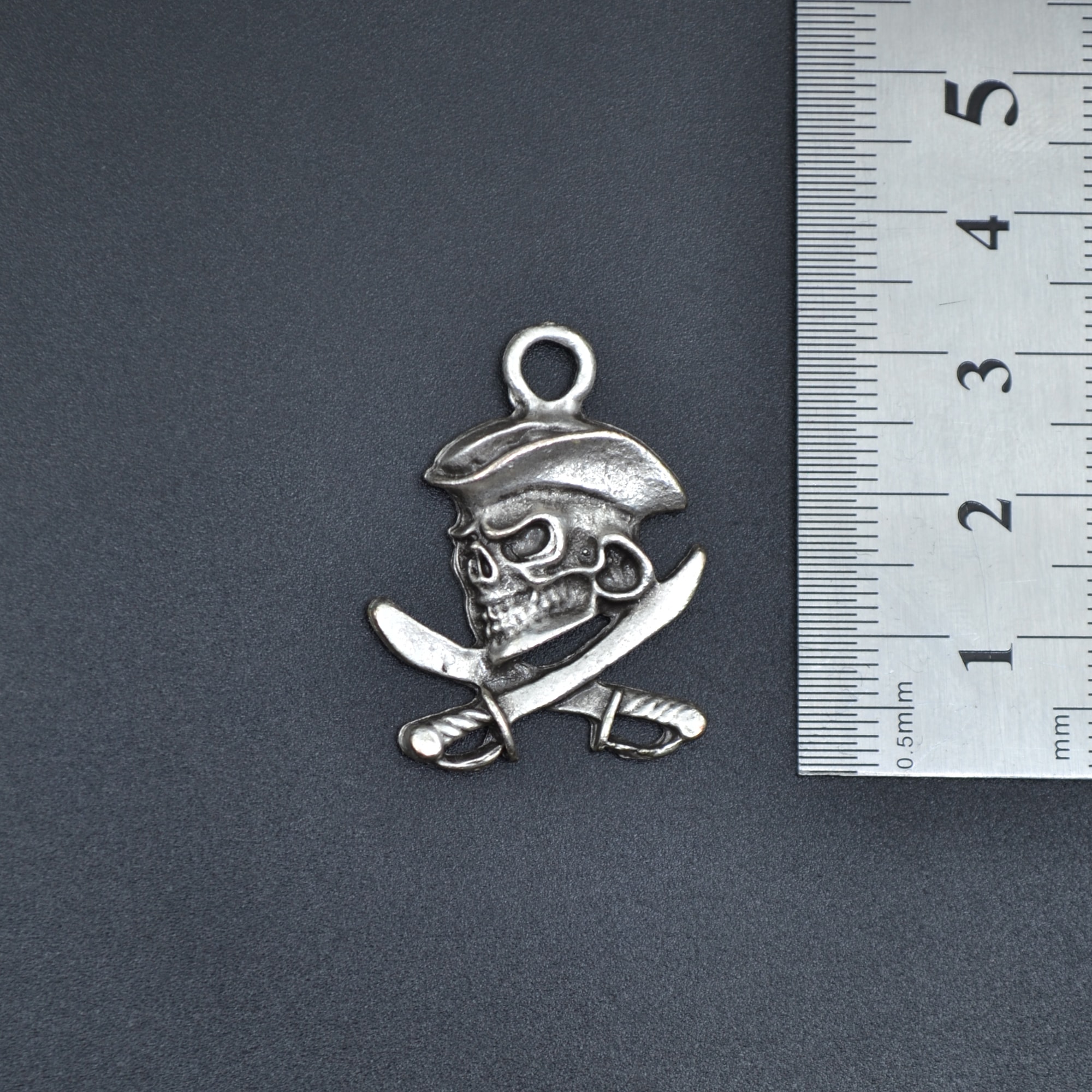 Kuru Kafa Korsan - Kılıç Kolye Ucu - Gümüş ( Silver ) Renk