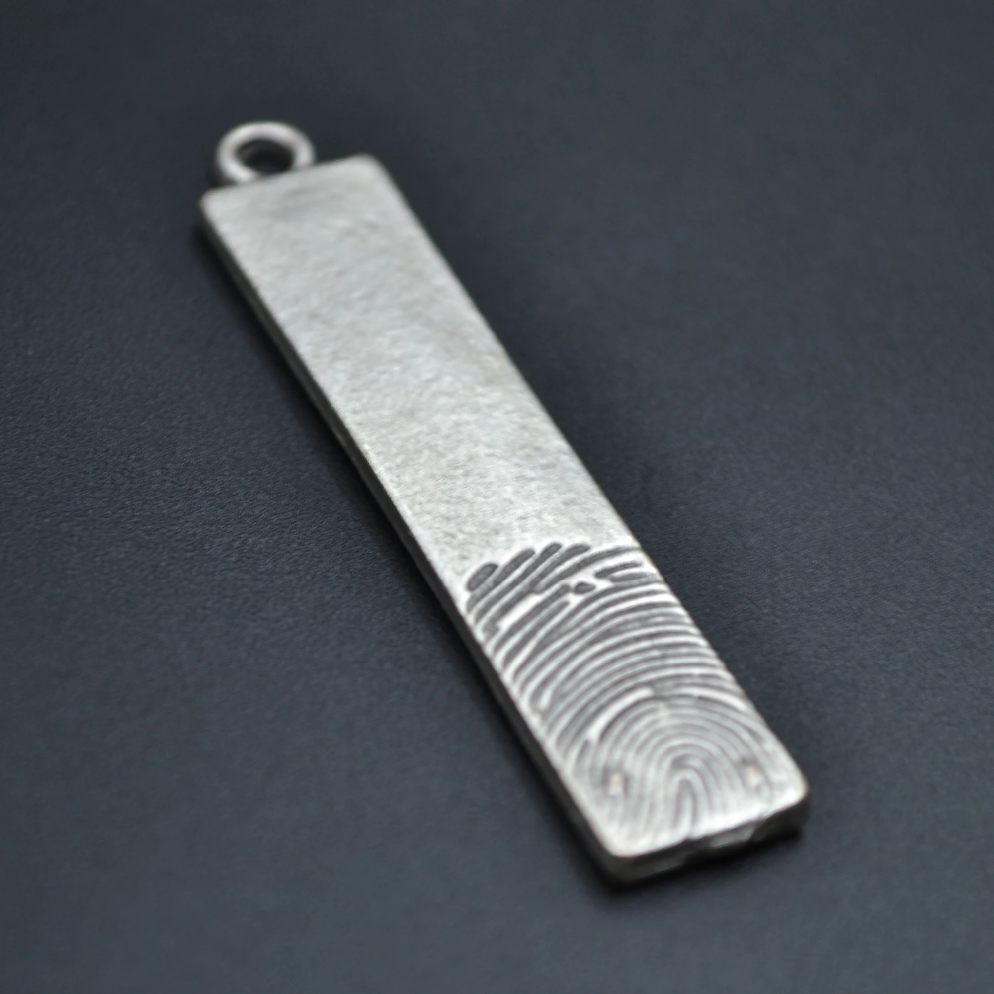 Parmak İzi Desenli Çubuk Kolye - Gümüş ( Silver ) Renk - 60 cm Deri İp Kolye