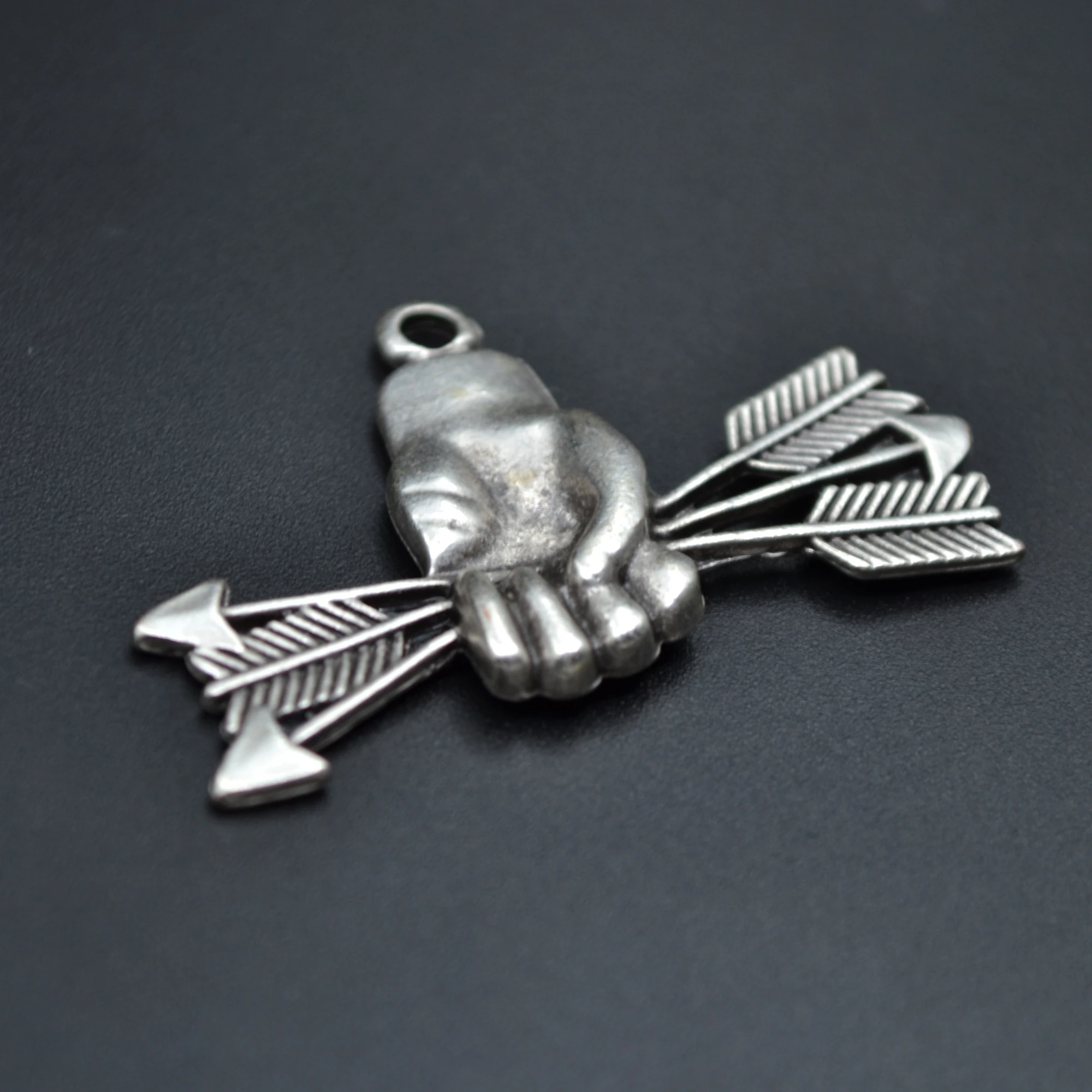 Ok Tutan El Kolye - Gümüş ( Silver ) Renk - 60 cm Deri İp Kolye