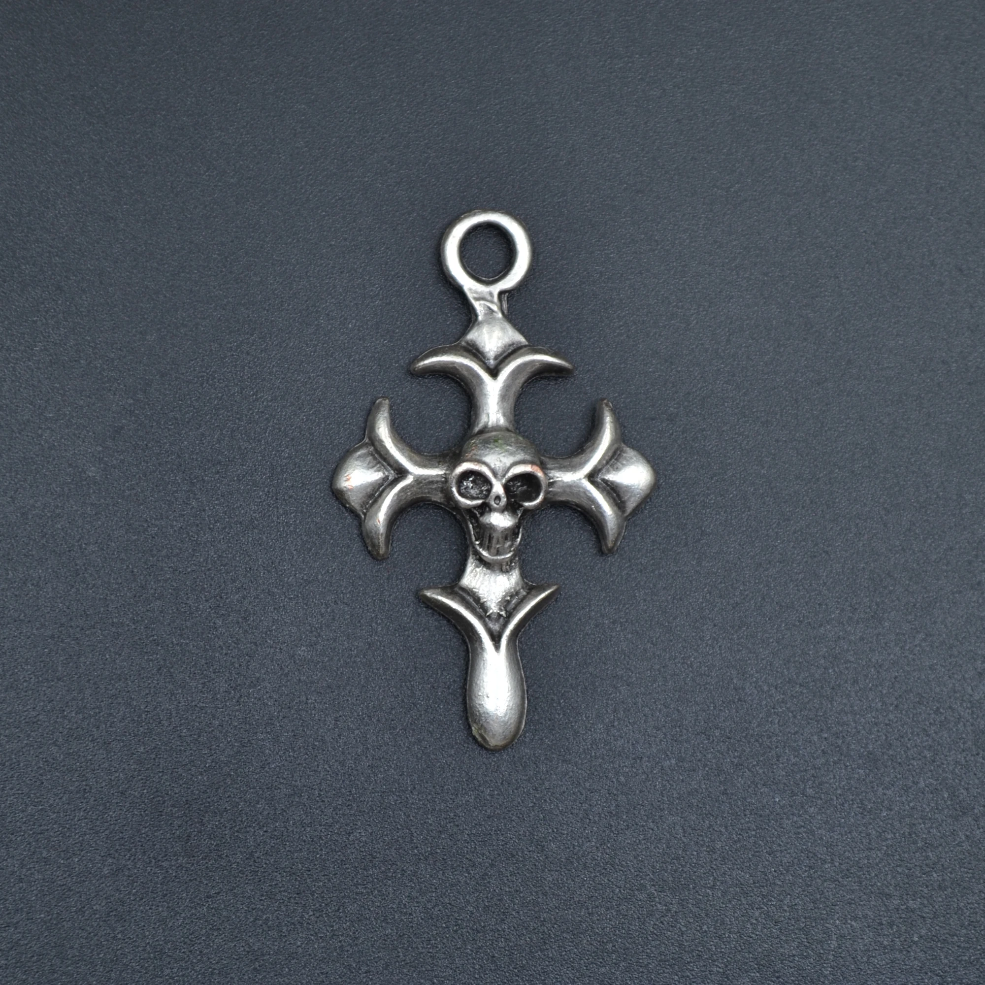 Kuru Kafalı Haç Kolye Ucu - Gümüş ( Silver ) Renk