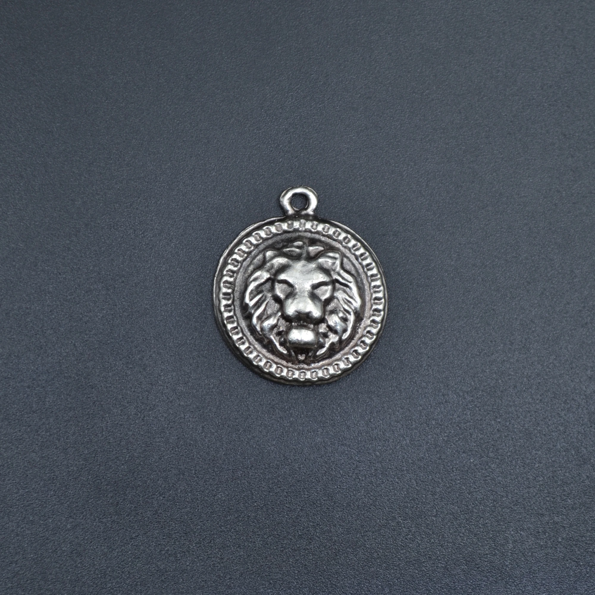 Minimal Aslan Madalyon Kolye - Gümüş ( Silver ) Renk - 60 cm Düz Ezme Zincir Kolye