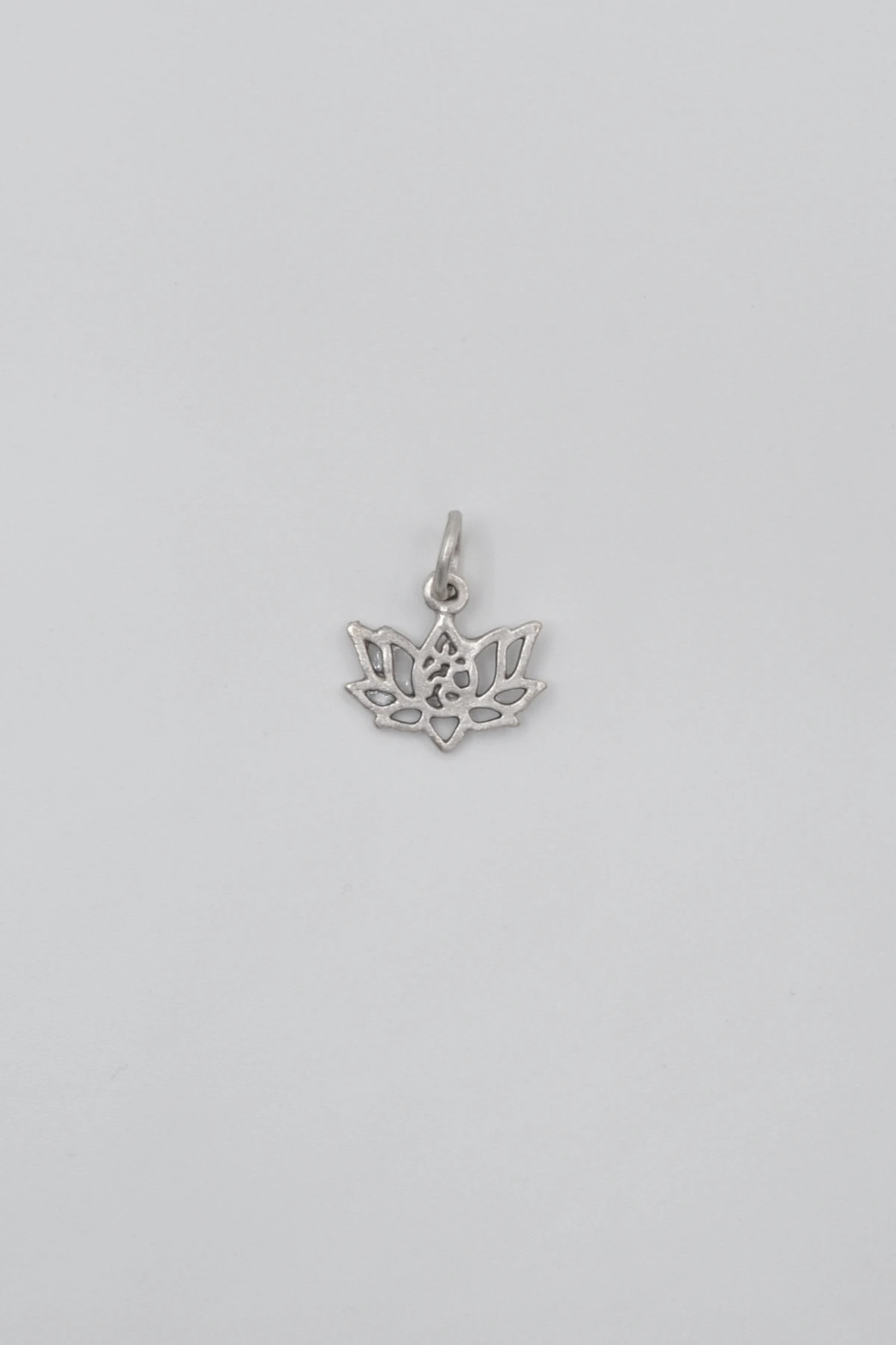 Minimal Om Sembollü Lotus Çiçeği Kolye Ucu - Gümüş ( Silver ) Renk