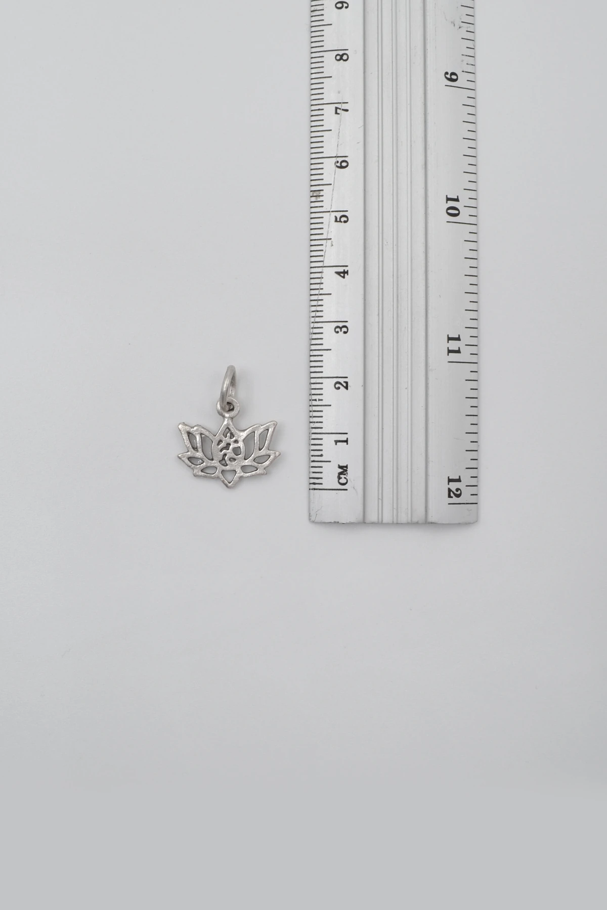 Minimal Om Sembollü Lotus Çiçeği Düz Ezme Zincir Kolye - Antik Gümüş Kaplama - Kadın Erkek - 60 cm