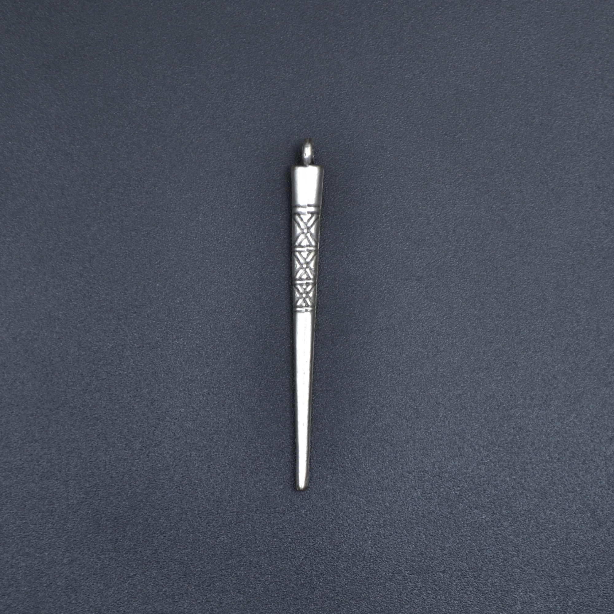 Etnik Desenli Çubuk Kolye - Gümüş ( Silver ) Renk - 60 cm Deri İp Kolye