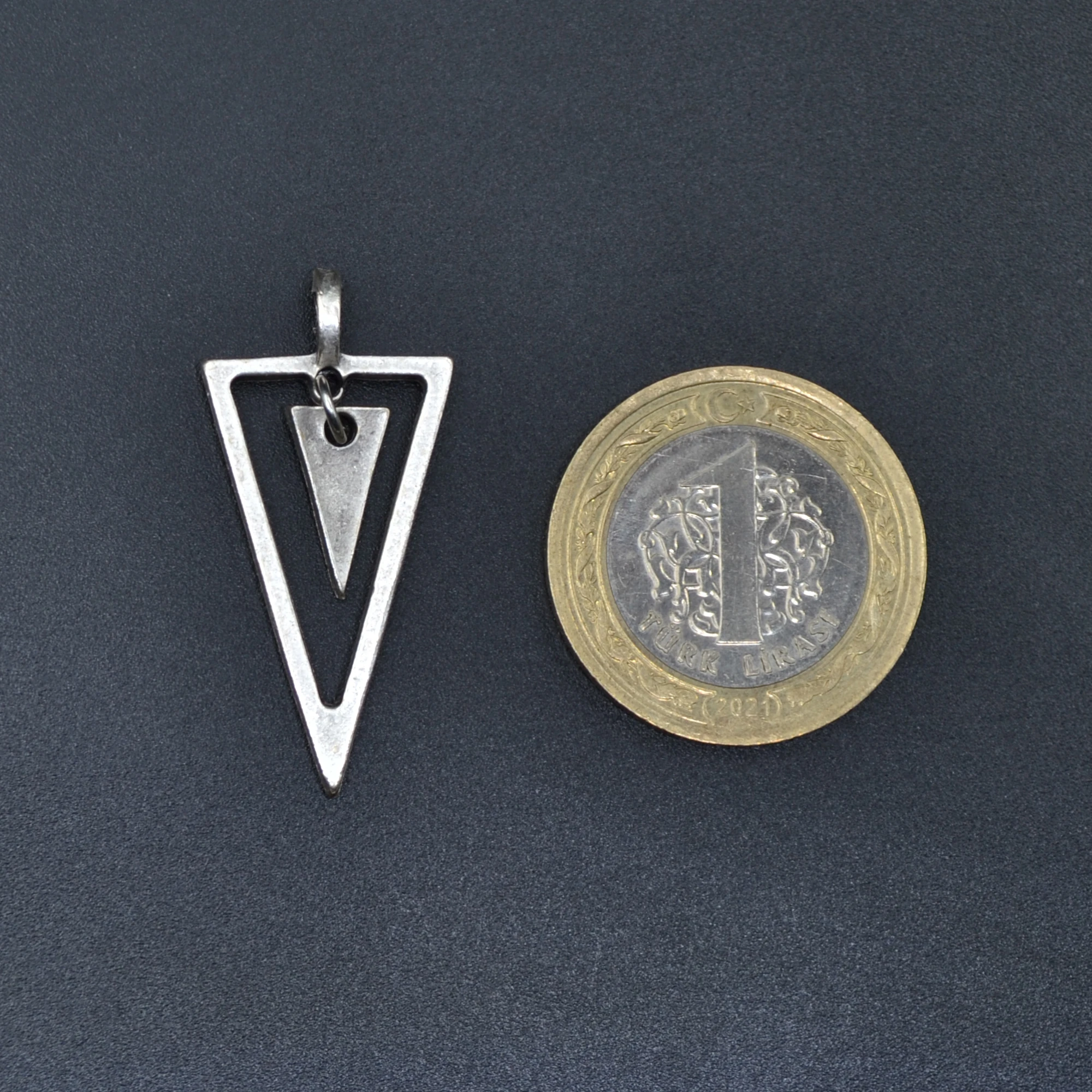 Sallantılı Üçgen Kolye - Gümüş ( Silver ) Renk - 60 cm Deri İp Kolye