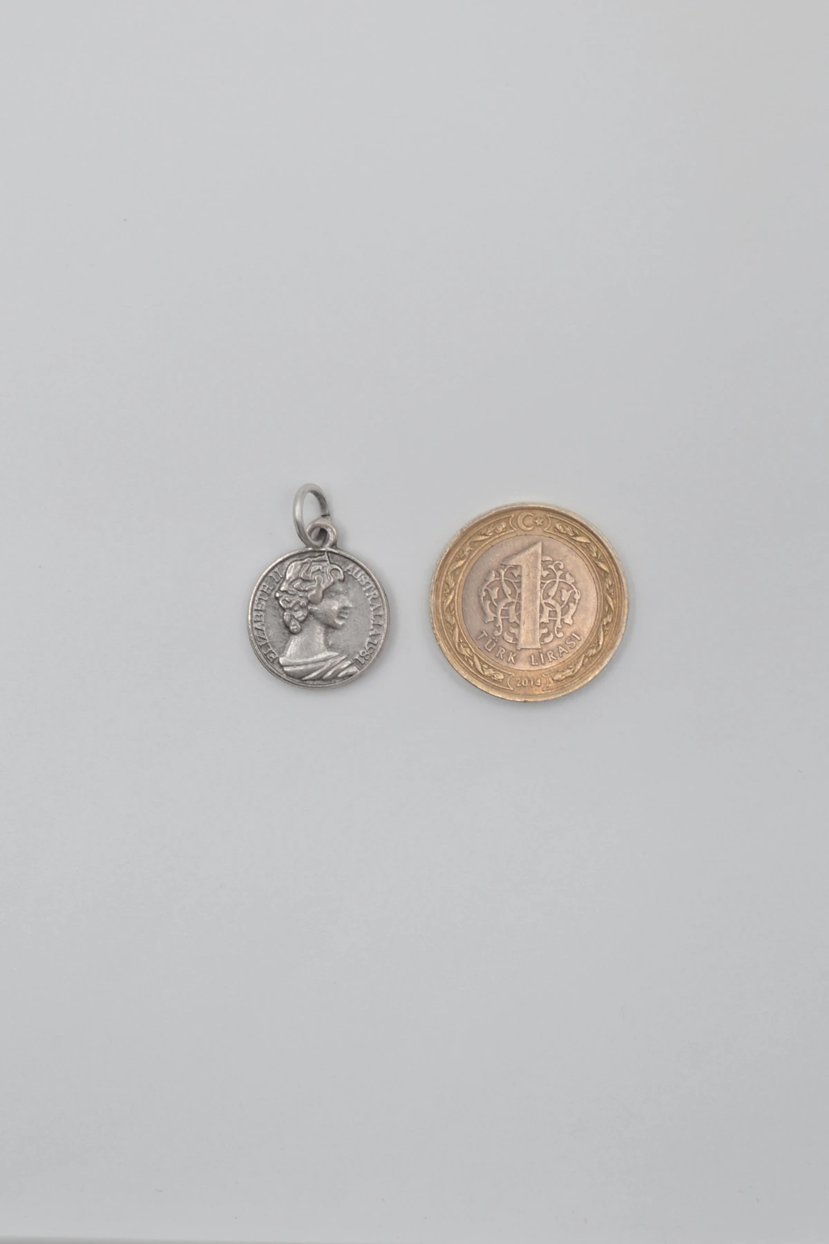 İngiliz Kraliçe II. Elizabeth Kolye Ucu - Gümüş ( Silver ) Renk