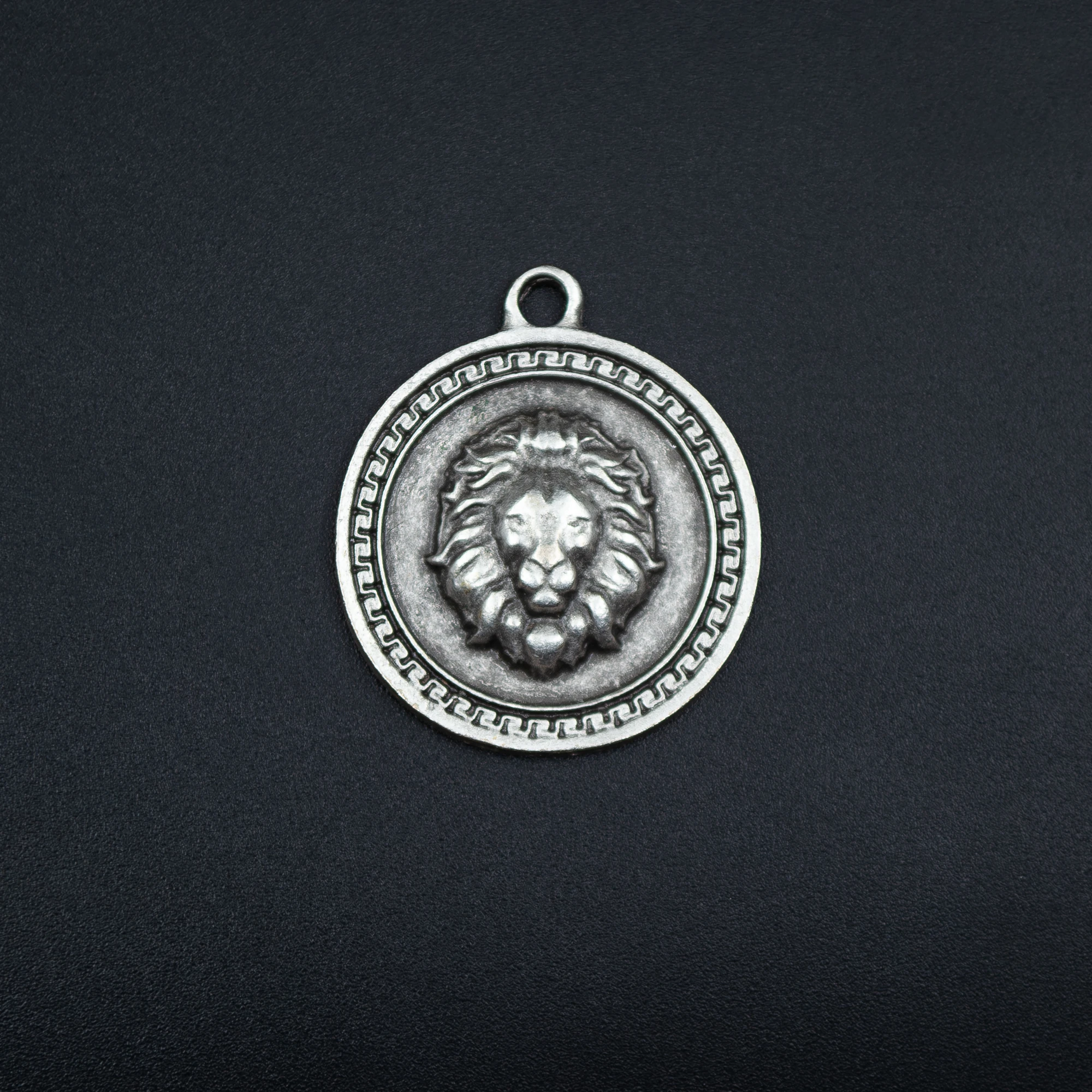 Aslan Kabartmalı Madalyon Kolye - Gümüş ( Silver ) Renk - 60 cm Deri İp Kolye