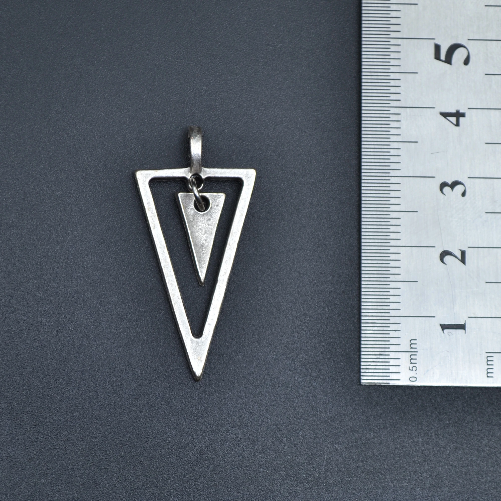 Sallantılı Üçgen Kolye - Gümüş ( Silver ) Renk - 60 cm Deri İp Kolye