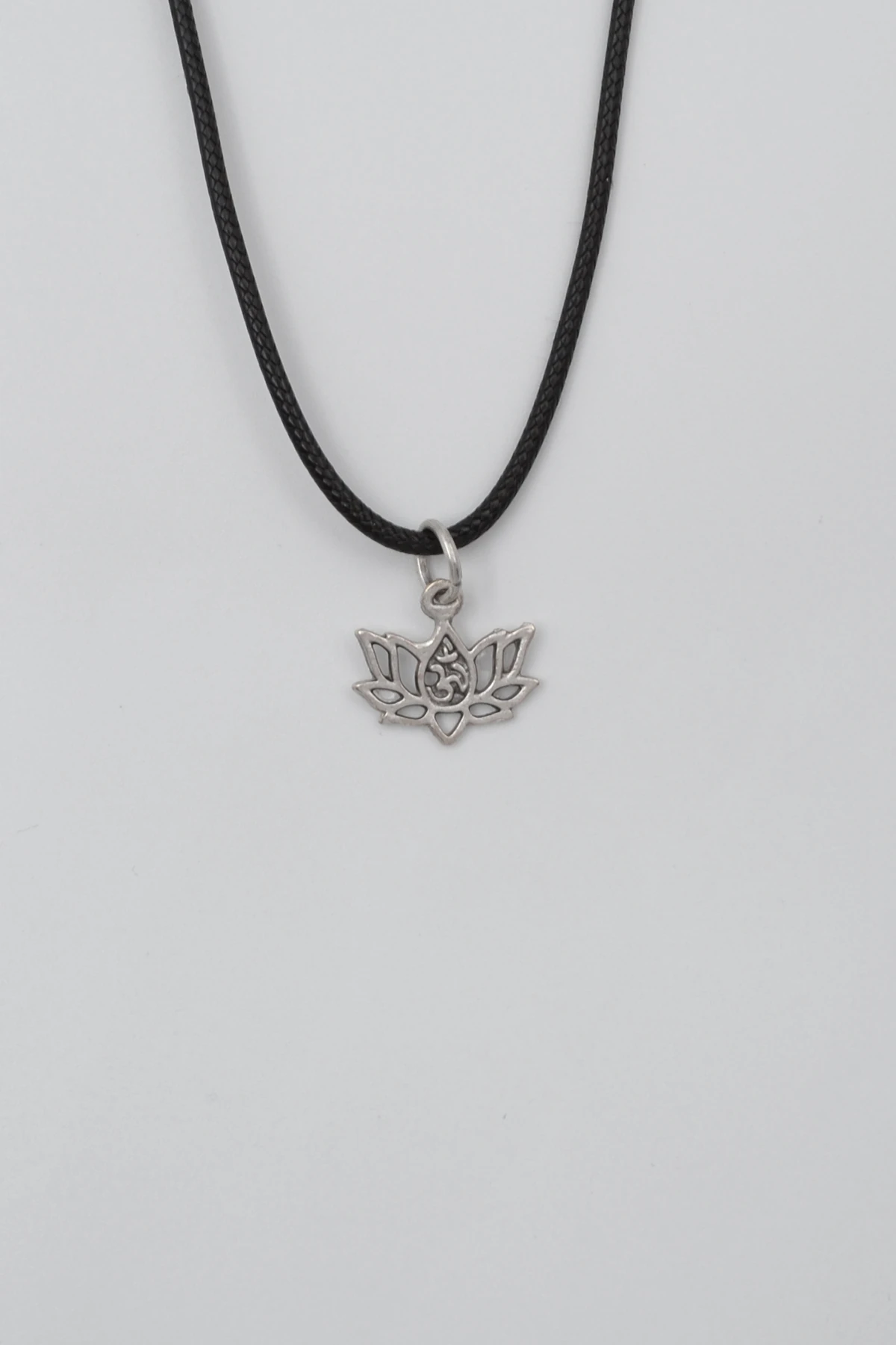 Minimal Om Sembollü Lotus Çiçeği Siyah Deri İp Kolye - Antik Gümüş Kaplama - Kadın Erkek - 60 cm