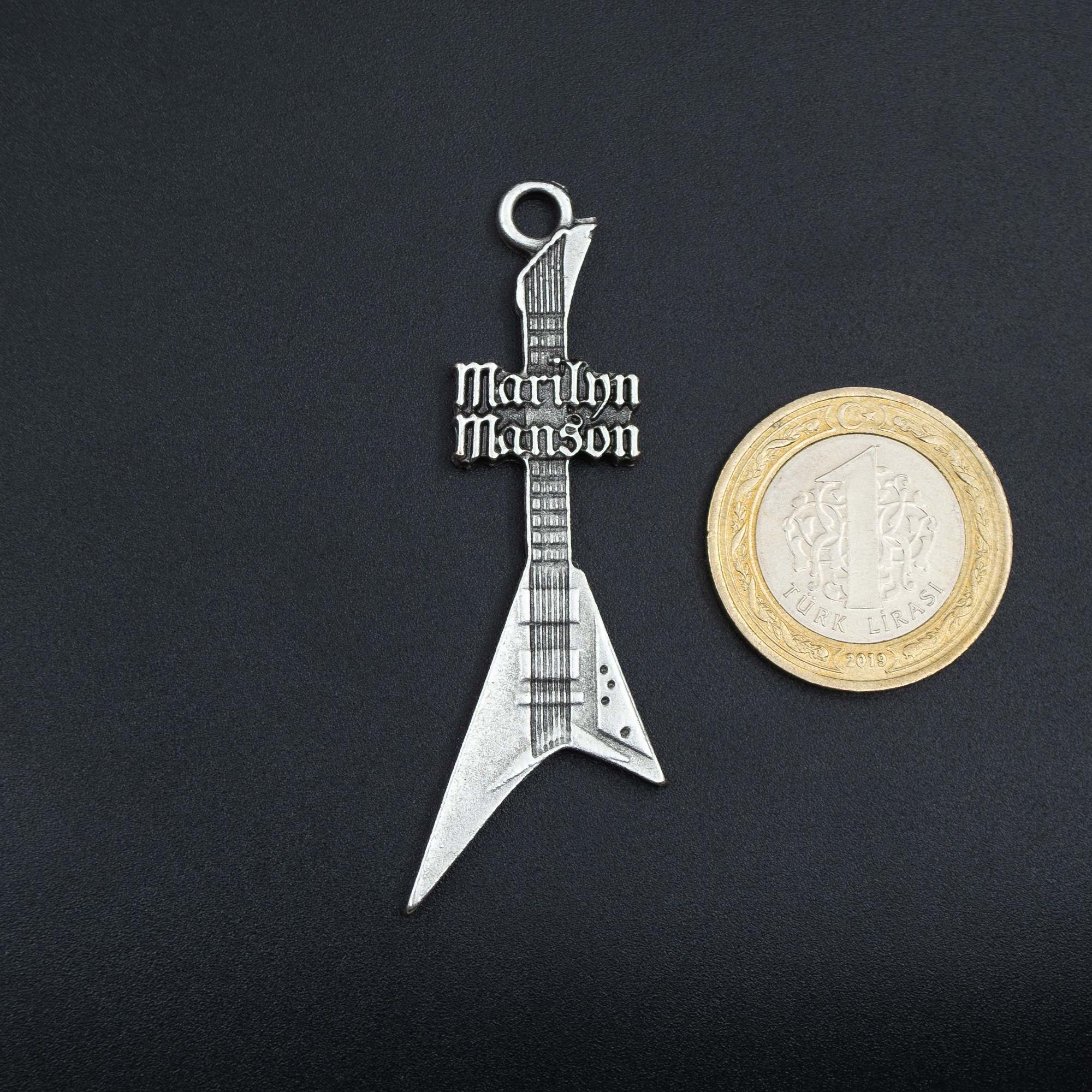 Marilyn Manson Elektro Gitar Kolye - Gümüş ( Silver ) Renk - 60 cm Düz Ezme Zincir Kolye