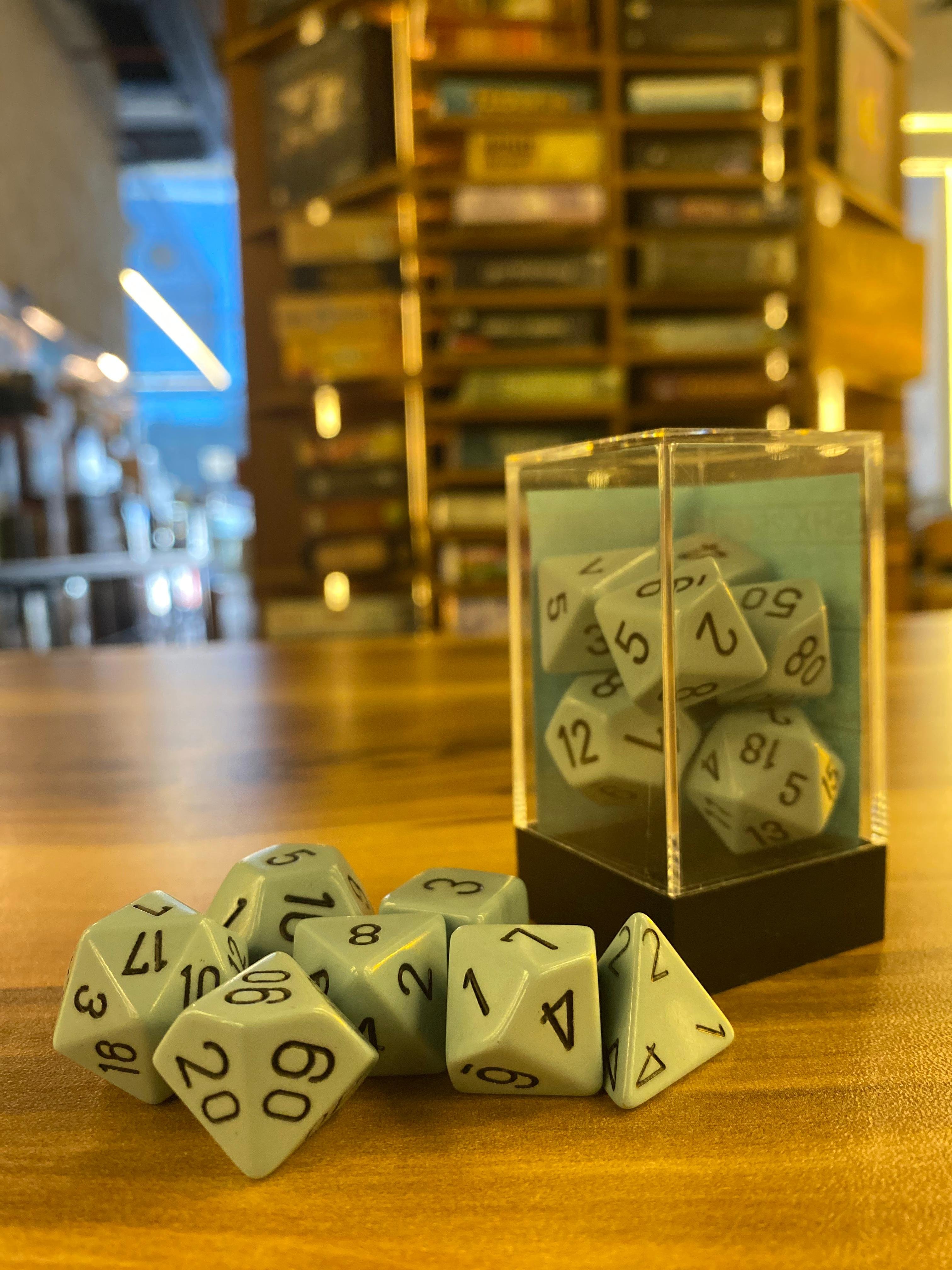 Chessex 7'li Zar Seti - Opaque Pastel Blue/Black