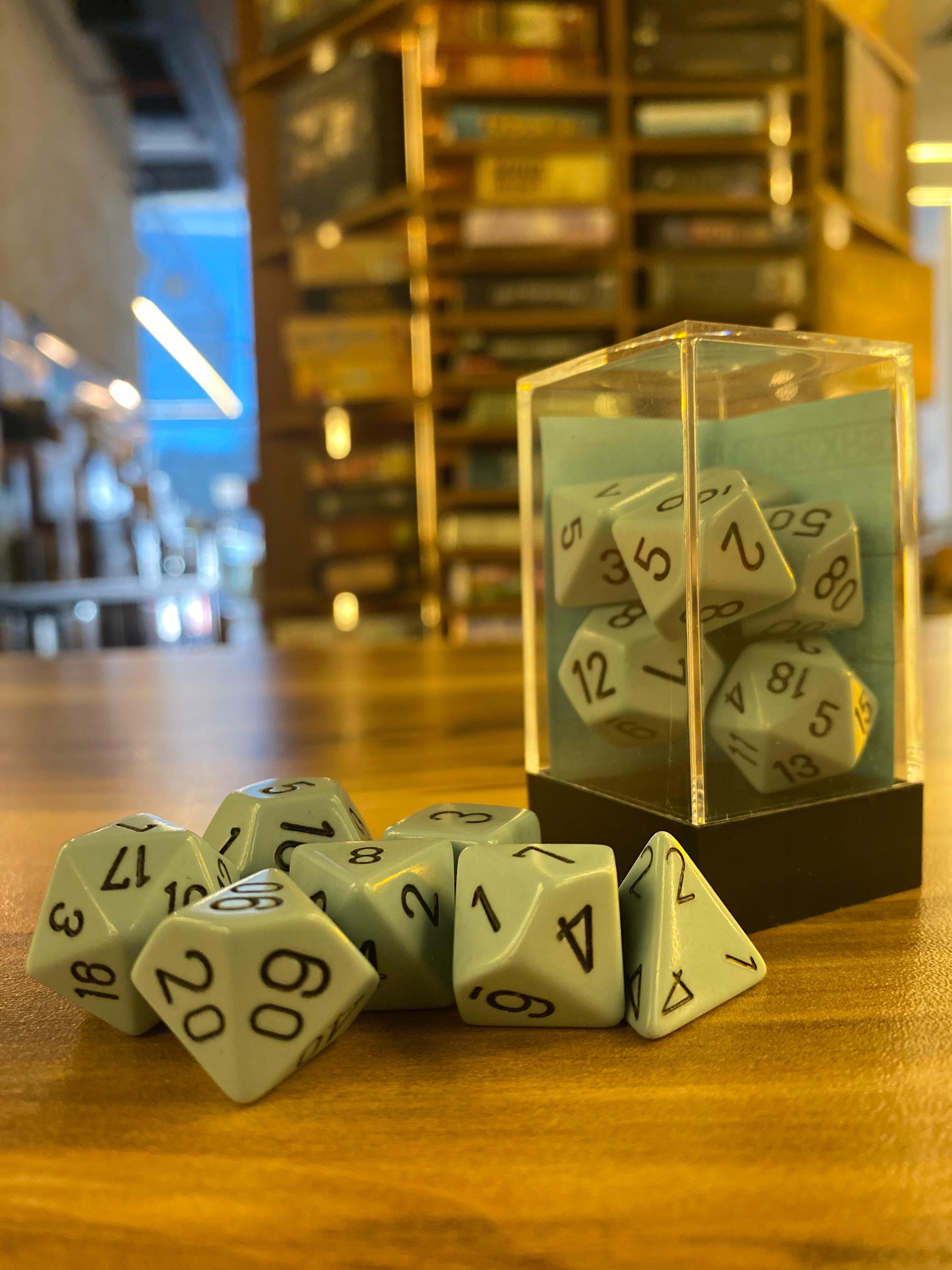 Chessex 7'li Zar Seti - Opaque Pastel Blue/Black