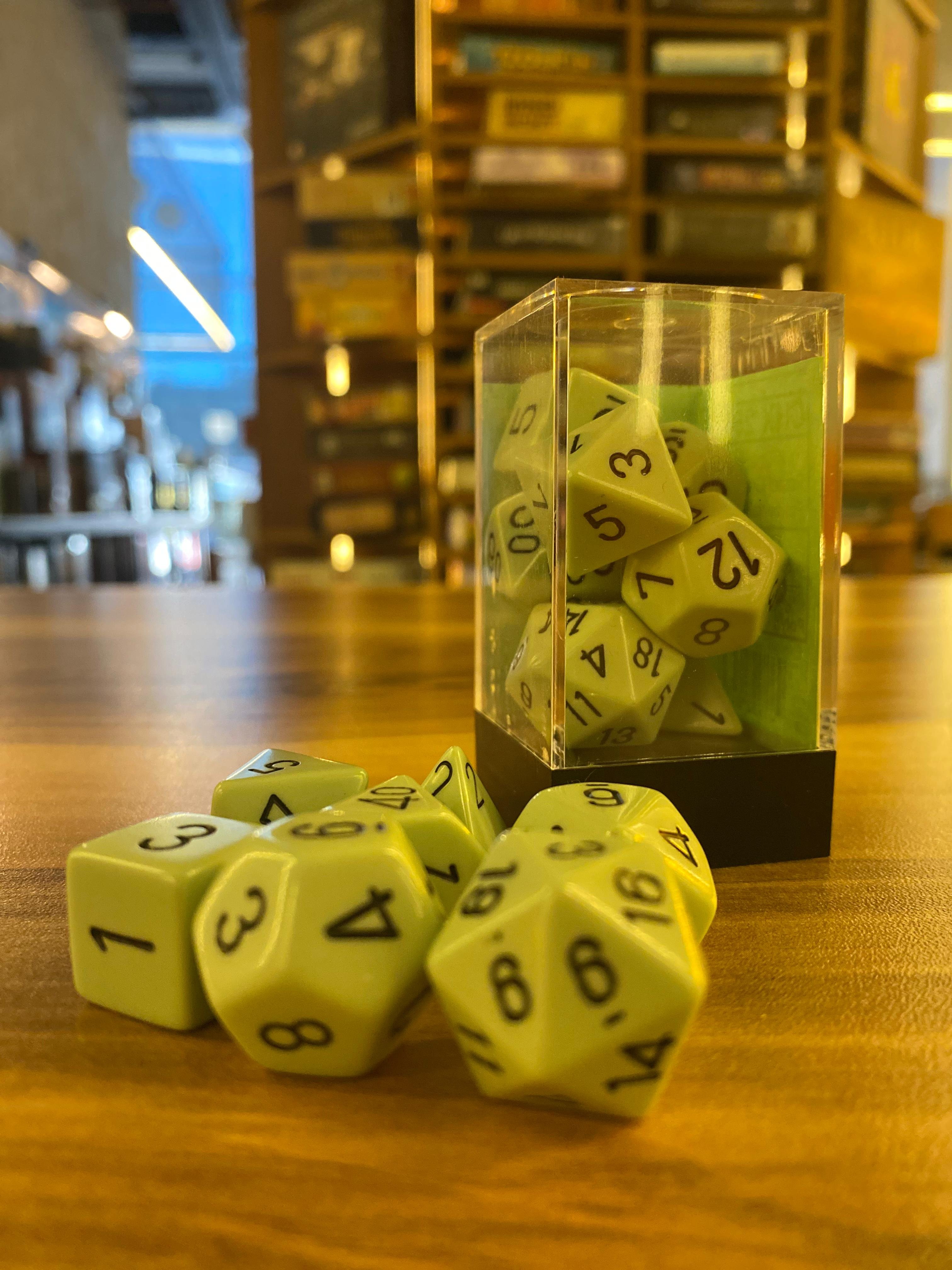 Chessex 7'li Zar Seti - Opaque Pastel Green/Black