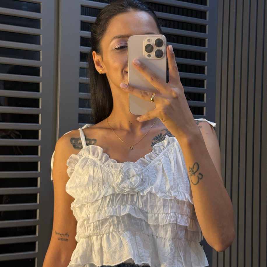 Askıları Ayarlanabilir Katlı Gül Detaylı Bluz