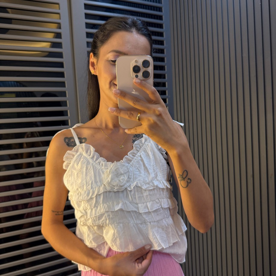 Askıları Ayarlanabilir Katlı Gül Detaylı Bluz