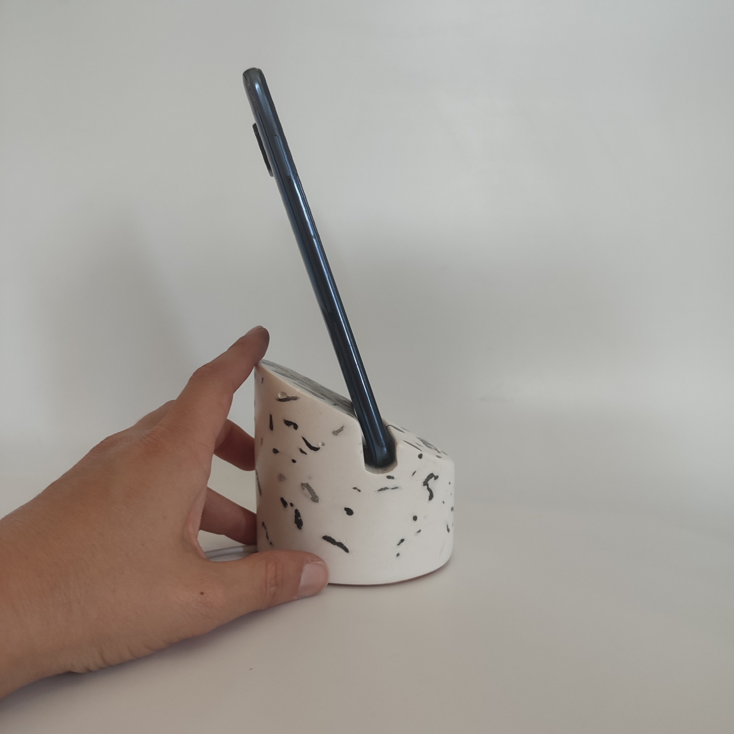 Phi Telefon Standı | Beton