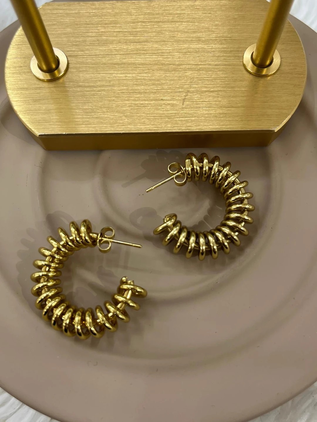 Çelik Yay Desenli Gold Halka Küpe