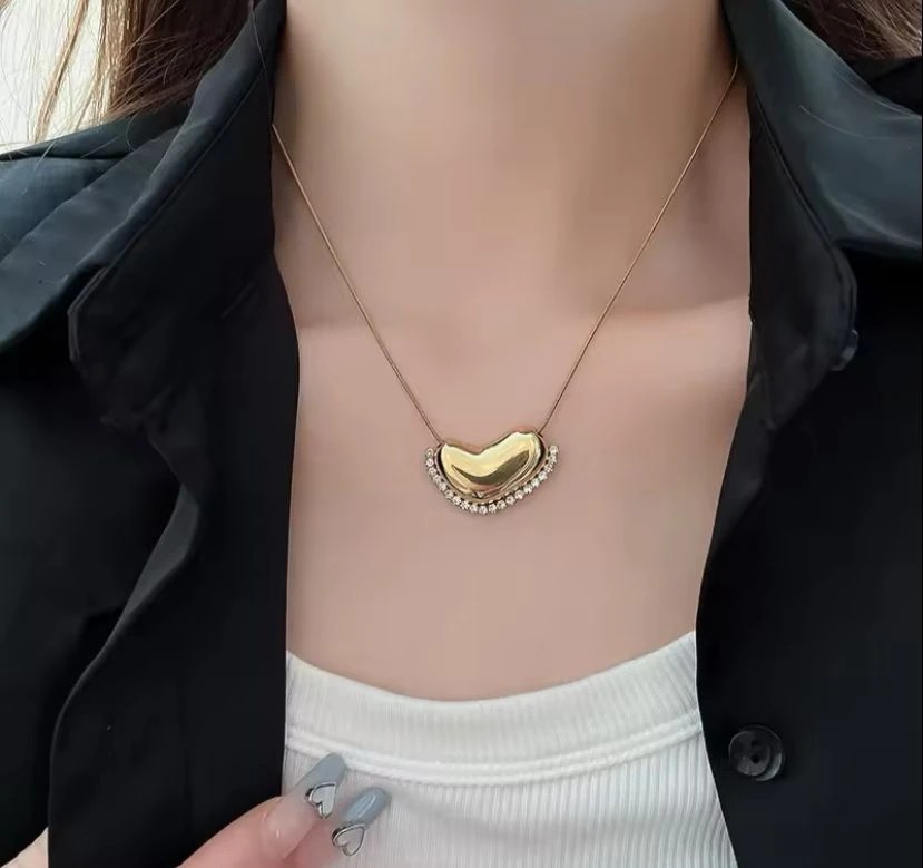 Çelik Şekilli Gold Zirkon Taşlı Kolye