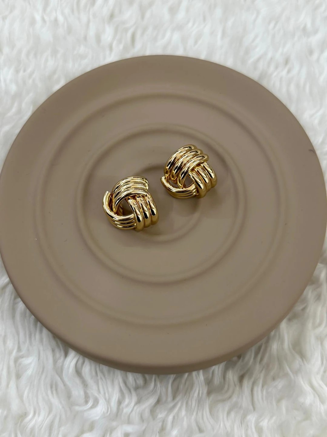 Çelik Top Görünümlü Çizgili Gold Küpe