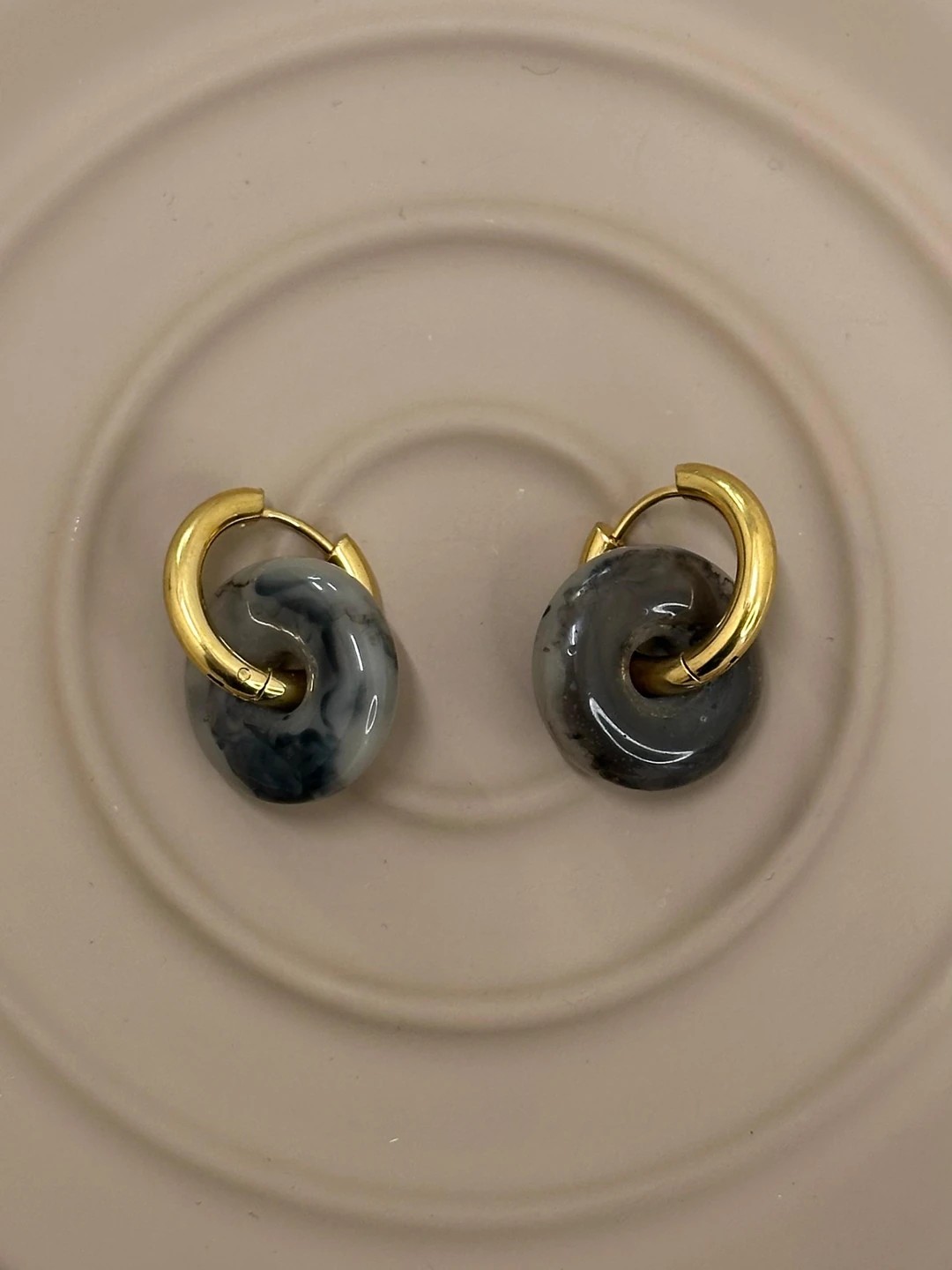 Çelik Siyah Ebruli Desenli Gold Halka Küpe
