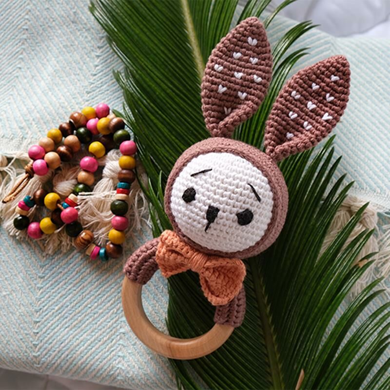 Amigurumi %100 Organik Akçaağaç Diş Kaşıyıcılı Çıngırak El Örgüsü Papyonlu Tavşan Oyuncak Kahverengi
