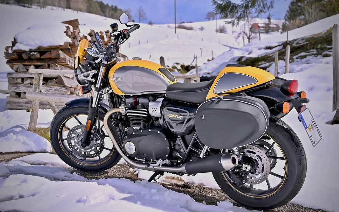 Kışın uzun süre kullanılmayan motosiklette akü bakımı daha da önem kazanır (Fotoğraf: Paul_Henri / Pixabay)