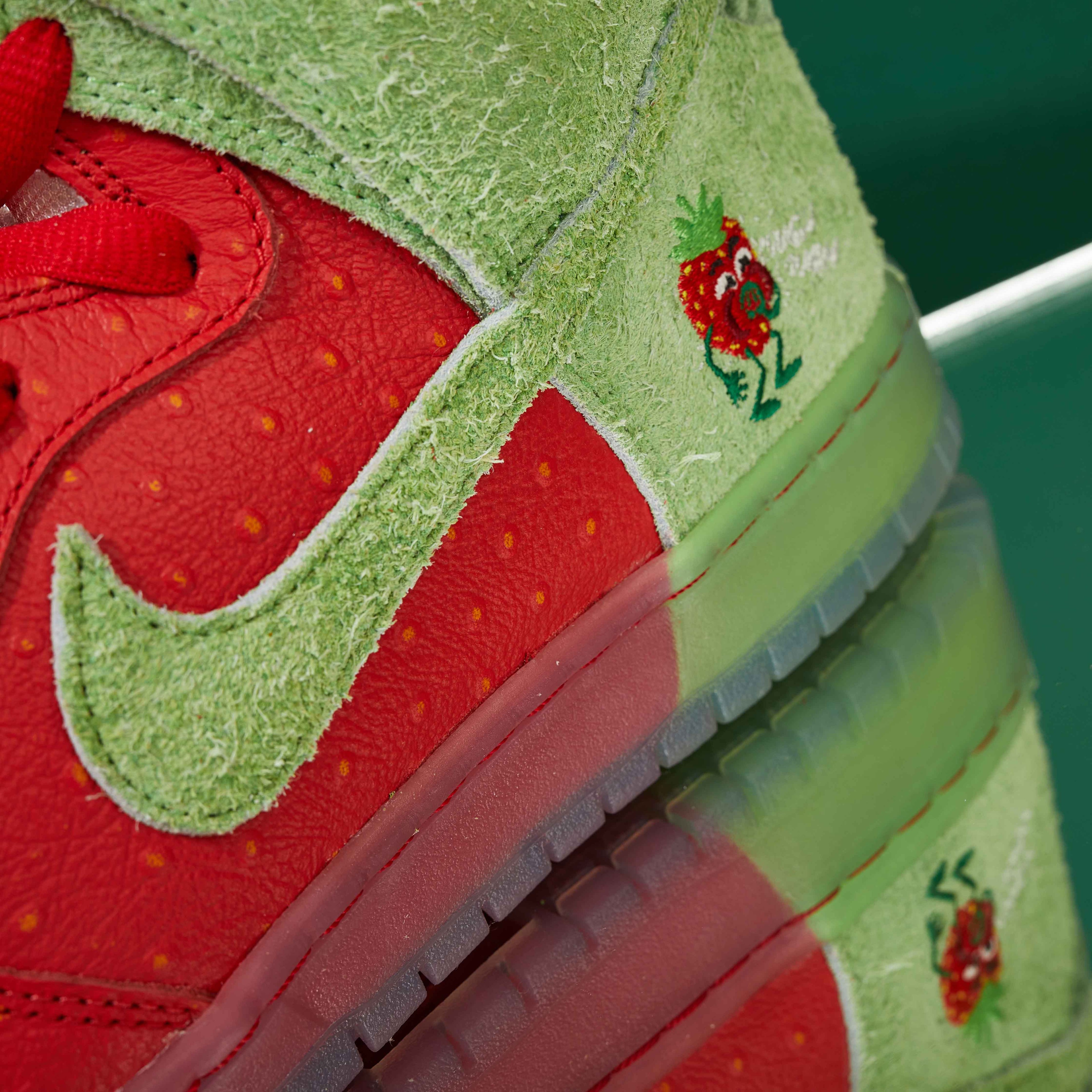 Dunk High SB 'Strawberry Cough'