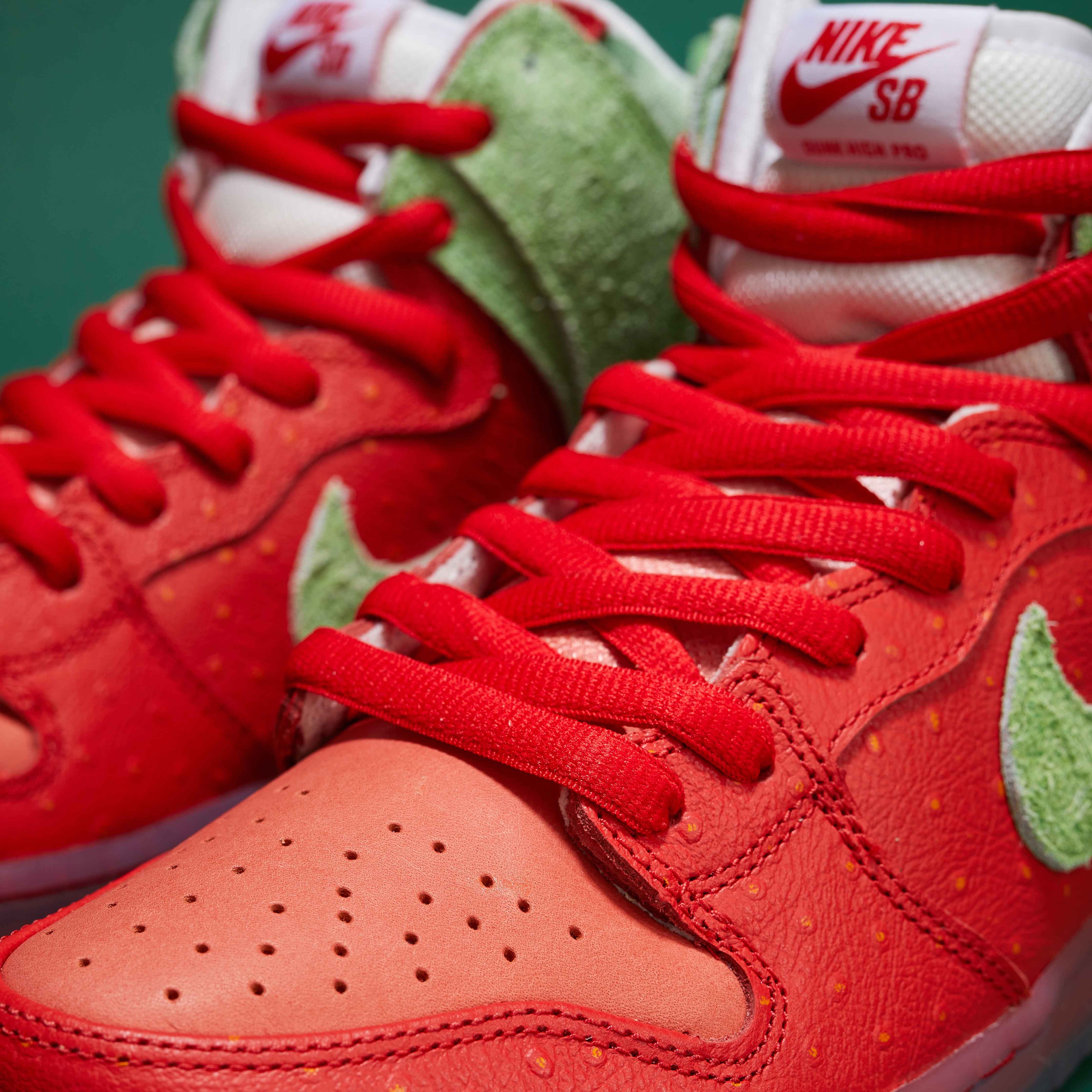 Dunk High SB 'Strawberry Cough'