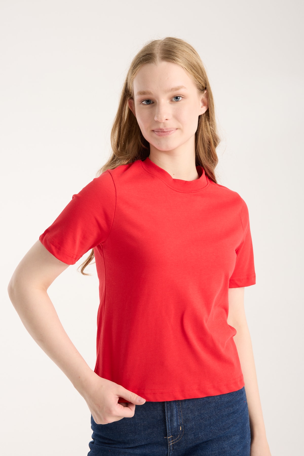 red basic woman tee