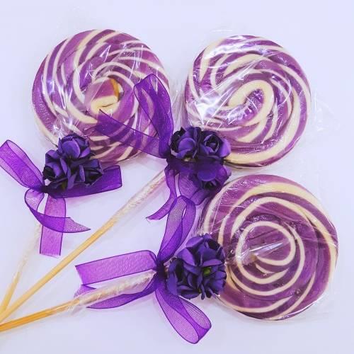 50 ADET MOR ÇİÇEKLİ KURDELELİ SOSYETE LOLİPOP ŞEKER CL07