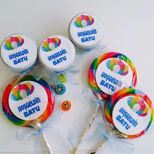 24 ADET ETİKETLİ KAVANOZLU LOLLY VE 24 ADET ETİKETLİ KURDELELİ LOLİPOP BEBEK ŞEKERİ 153