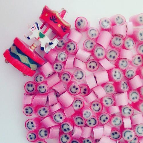 PEMBE GÜLEN YÜZ LOLLY ÇİLEK AROMALI 250 GR