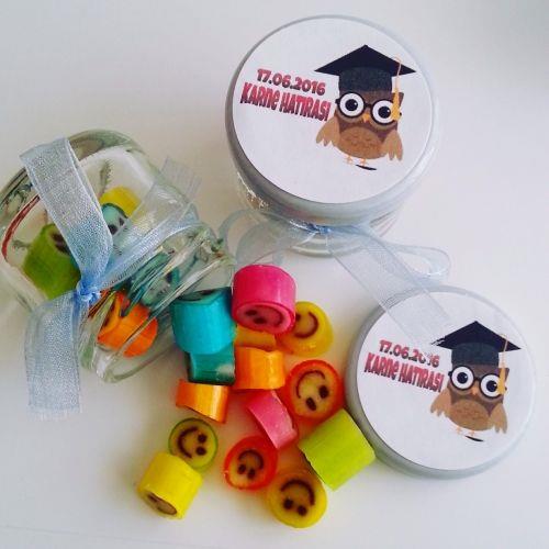 24 ADET ETİKETLİ KURDELELİ KAVANOZLU KARIŞIK RENKLİ GÜLEN YÜZ LOLLY MEZUNİYET ŞEKERİ 44