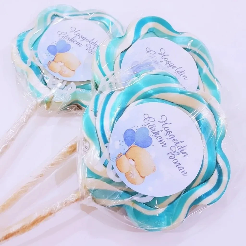 50 ADET ETİKETLİ MAVİ BEYAZ PAPATYA LOLİPOP BEBEK ŞEKERİ L59