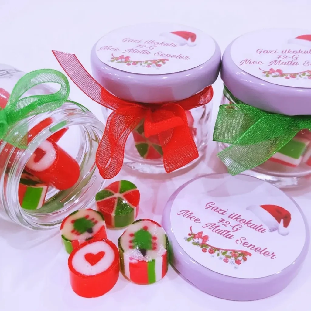 100 ADET ETİKETLİ KURDELELİ KAVANOZLU LOLLY YENi YIL ŞEKERİ YY51