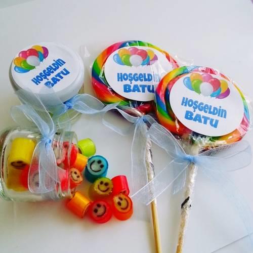 24 ADET ETİKETLİ KAVANOZLU LOLLY VE 24 ADET ETİKETLİ KURDELELİ LOLİPOP BEBEK ŞEKERİ 153