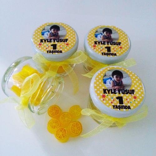 24 ADET FOTOĞRAF ETİKETLİ KURDELELİ KAVANOZ LİMON LOLLY ŞEKER 68