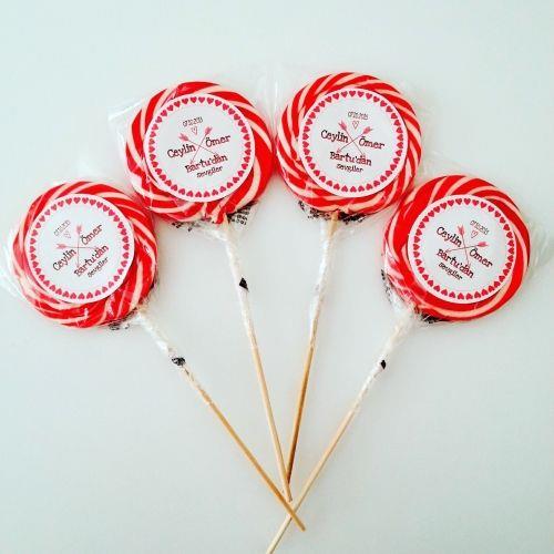 24 ADET ETİKETLİ KIRMIZI BEYAZ LOLİPOP ŞEKER L13