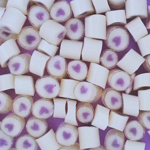 DIŞI BEYAZ İÇİ MOR KALP LOLLY KREMALI BÖĞÜRTLEN AROMALI 250 GR