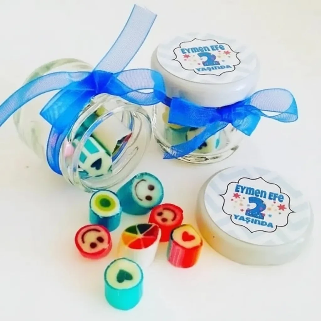 50 ADET ETİKETLİ MAVİ KURDELELİ KAVANOZLU KARIŞIK LOLLY ŞEKER 158