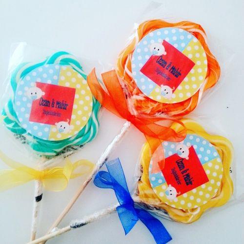 24 ADET ETİKETLİ KURDELELİ LOLİPOP BEBEK ŞEKERİ L31