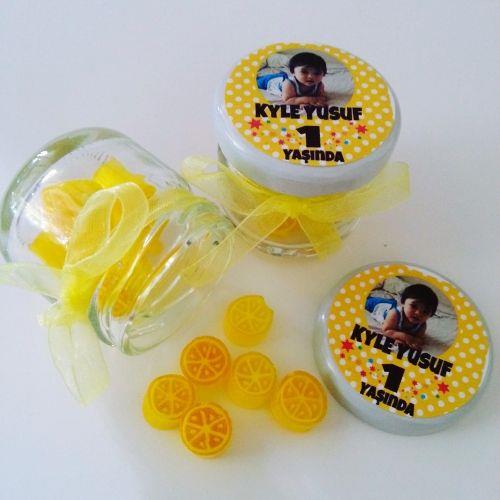 24 ADET FOTOĞRAF ETİKETLİ KURDELELİ KAVANOZ LİMON LOLLY ŞEKER 68