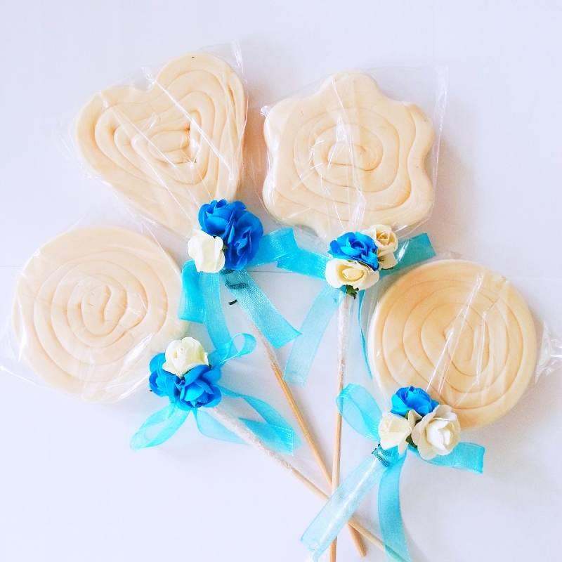 24 ADET MAVİ ÇİÇEKLİ KURDELELİ BEYAZ LOLİPOP ŞEKER