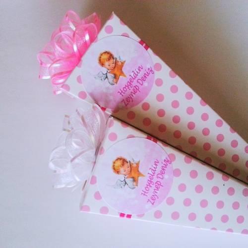 50 ADET KURDELELİ ETİKETLİ KÜLAHLI KIZ BEBEK MEVLÜT ŞEKERİ 30 gr M08