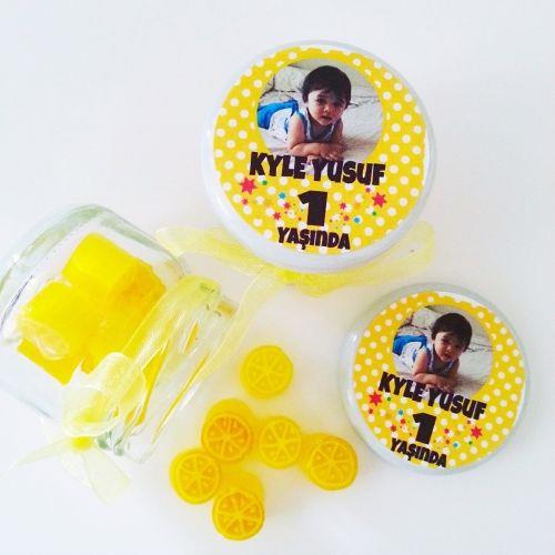 24 ADET FOTOĞRAF ETİKETLİ KURDELELİ KAVANOZ LİMON LOLLY ŞEKER 68