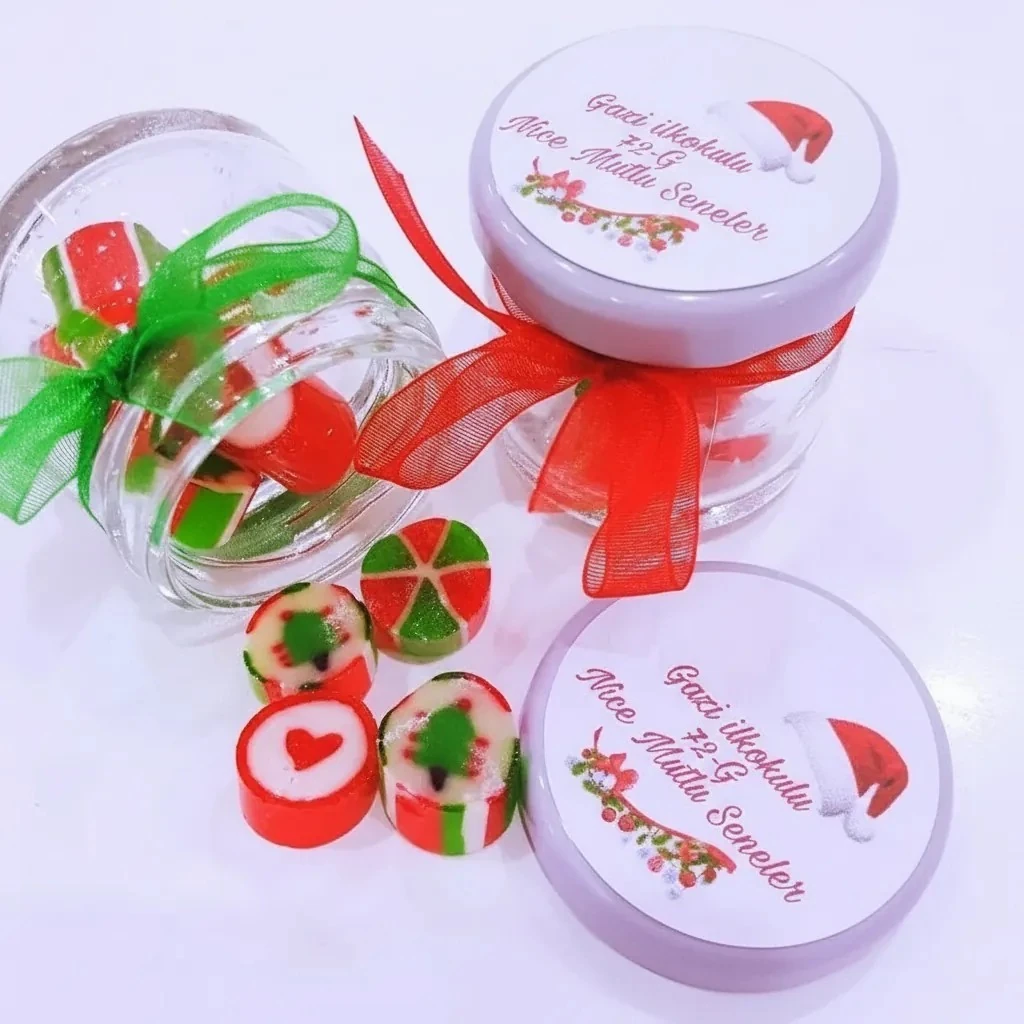 100 ADET ETİKETLİ KURDELELİ KAVANOZLU LOLLY YENi YIL ŞEKERİ YY51