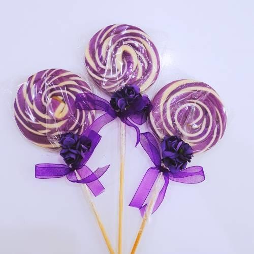 50 ADET MOR ÇİÇEKLİ KURDELELİ SOSYETE LOLİPOP ŞEKER CL07