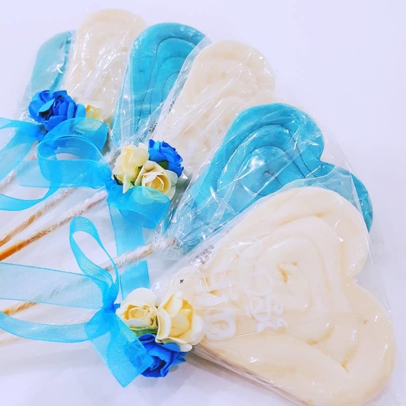 24 ADET MAVİ ÇİÇEKLİ KURDELELİ BEYAZ ve MAVİ KALP LOLİPOP ŞEKER CL04